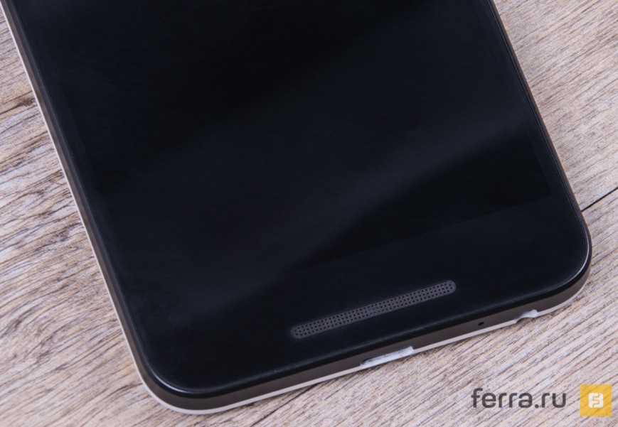 Поверх динамика громкой связи в LG Nexus 5X размещён светодиод под уведомления