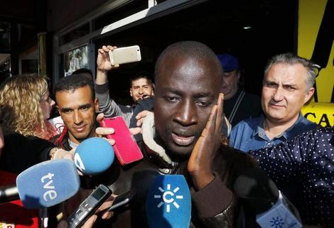 Eén van de winnende loten was gekocht door een Senegalese immigrant. Tegenover de toegestroomde media kan hij zijn tranen niet bedwingen.