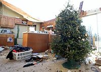 Op kerstavond raasde er een tornado door Selmer, Tennessee. De dennenboom is als enige overeind gebleven.