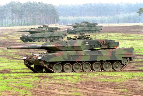 Duitse Leopard II tanks met ijzeren kruizen.