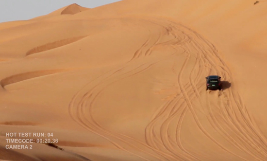 De Bentley Bentayga doet het prima in de woestijn