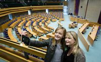 Twee dames maken een selfie tijdens een rondleiding in de Tweede Kamer