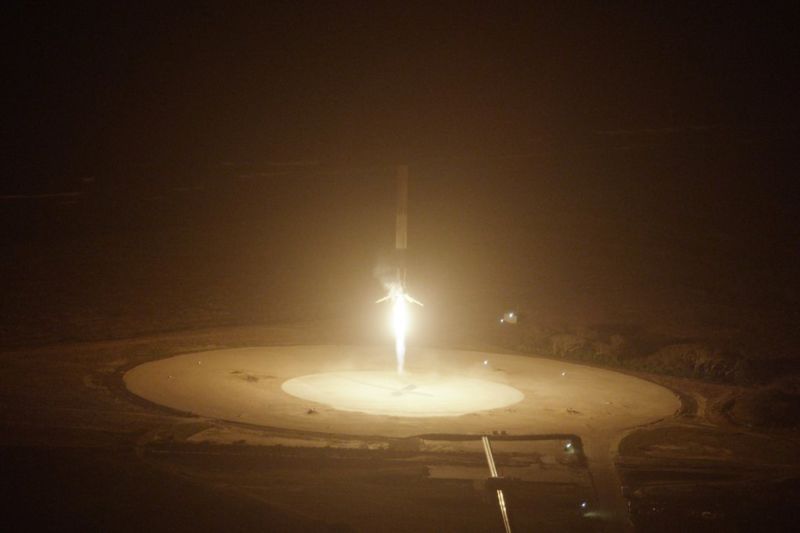 These Are the Most Bad-Ass Photos from the SpaceX Rocket Landing