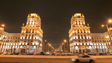 Ночной вид привокзальной площади центрального железнодорожного вокзала Минска. Архивное фото