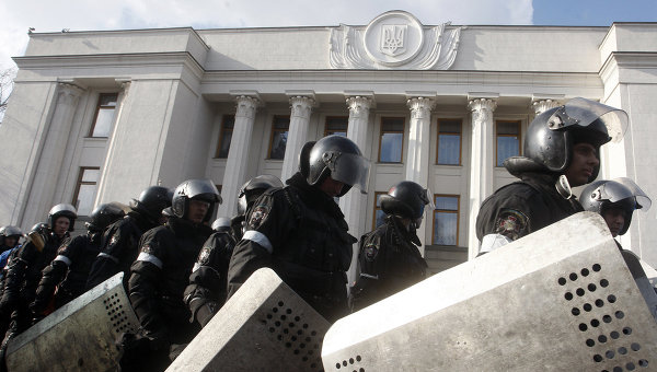 Сотрудники полиции у здания у здания Верховной Рады в Киеве. Архивное фото