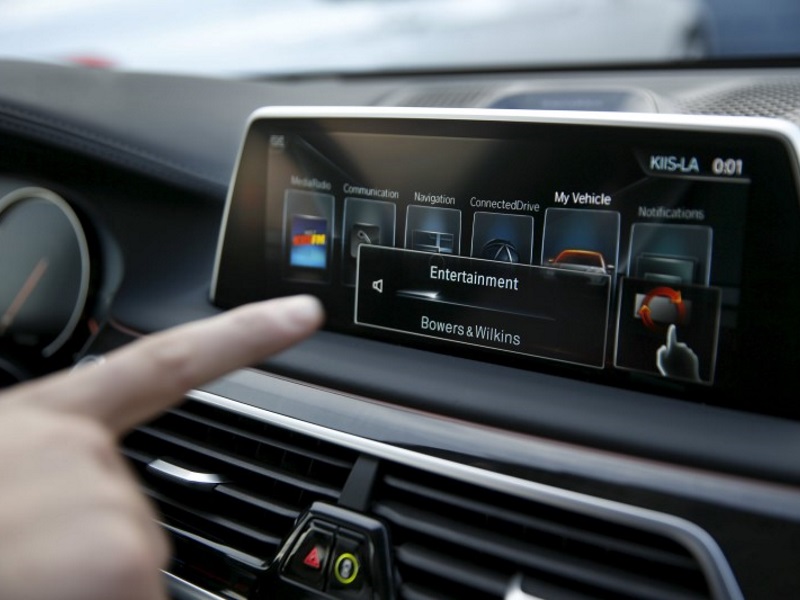 Touch-Free Car Controls Split World's Drivers