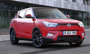 Red arrow: the neat lines and boxy shape of the Tivoli creates a very usable cabin and high riding position
