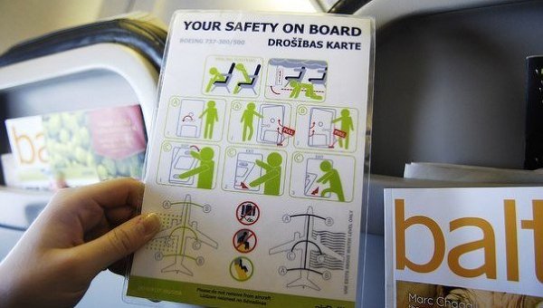 Буклет по безопаснсти на борту самолета. Архивное фото