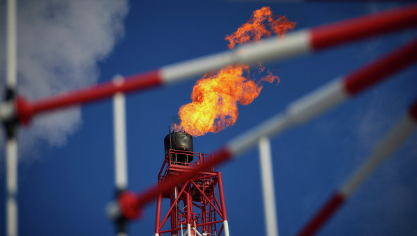 Вид на газовый факел морской нефтеперерабатывающей платформы, архивное фото