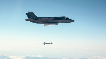 Бомбардировщик США F-35 в ходе испытаний в Калифорнии сбросил бомбу