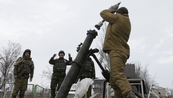 Солдаты ВСУ ведут минометный обстрел территории, подконтрольной ДНР, Архивное фото.
