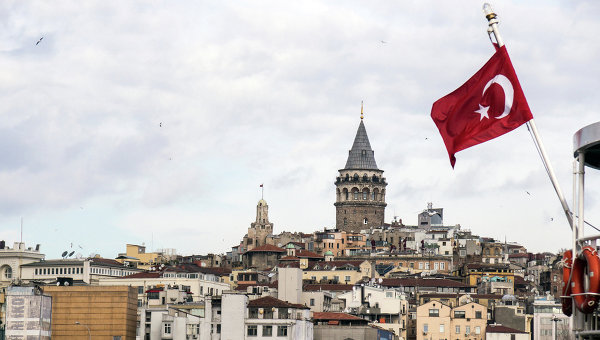Флаг Турции на фоне Стамбула. Архивное фото
