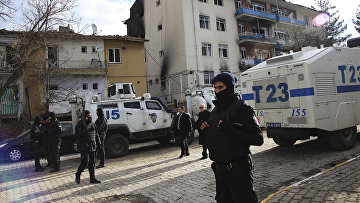 На месте взрыва у здания полиции в Турции. Январь 2016