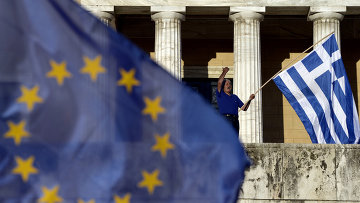 Мужчина держит флаг Греции. Архивное фото
