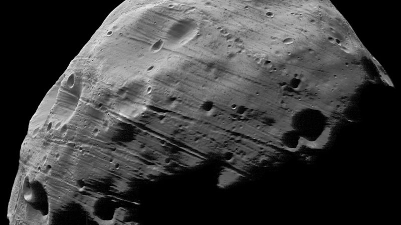 One of Mars' Moons Is Literally Pulling Itself to Pieces