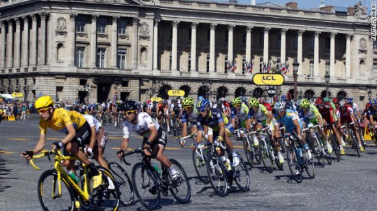Tour de France: auto ramt dranghek, politie schiet op auto