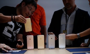 Members of the media gather around a lineup of the Apple iPhone 6s after an Apple special event in San Fransisco, September 2015.