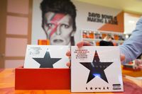Zanger en stijlicoon David Bowie is vandaag 69 jaar geworden. Wereldwijd komt tevens vandaag zijn nieuwe album Blackstar uit.