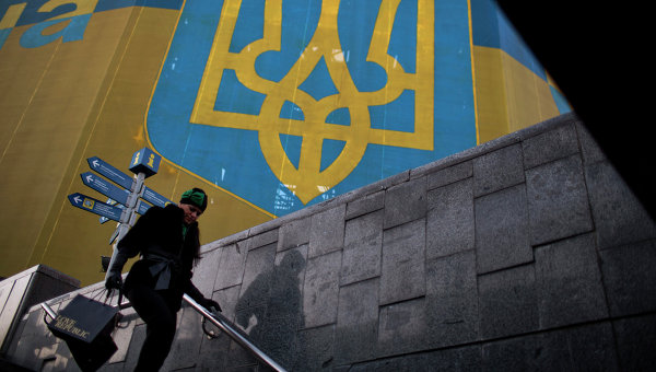 Женщина проходит мимо огромного украинского флага в центре Киева, архивное фото