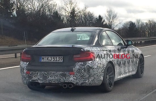 BMW M2 vloert 'm op de Autobahn