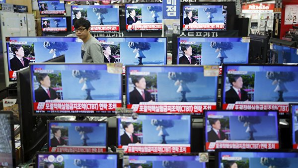 Человек в Сеуле смотрит новости о проведении в КНДР испытания ядерной бомбы