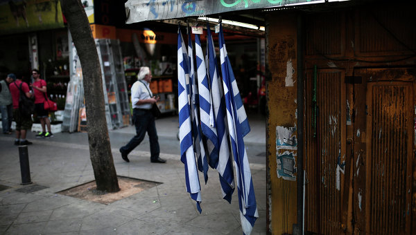 Греческие флаги на киоске в Афинах