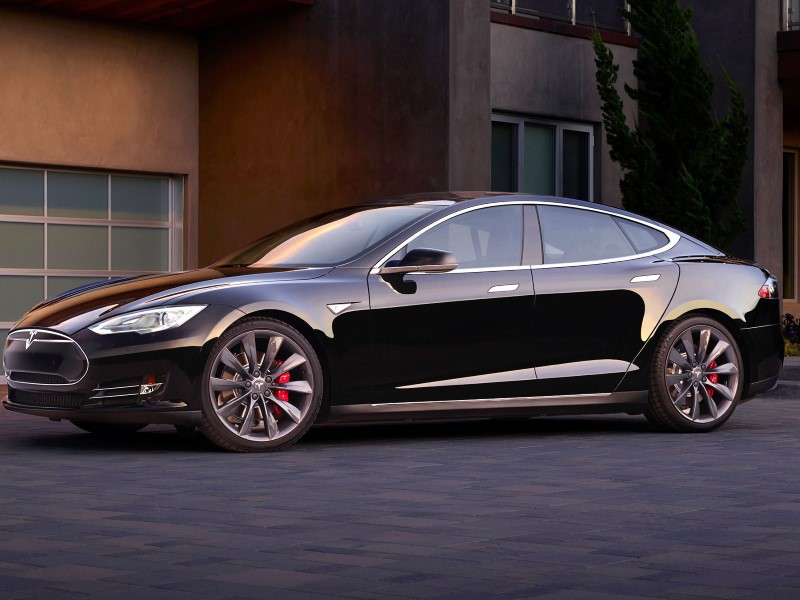 Tesla Says Sold Over 25,000 Model S Cars in 2015, Sets Date for Model 3