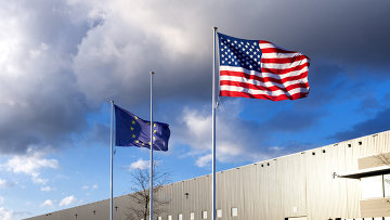 Флаги США и Евросоюза. Архивное фото