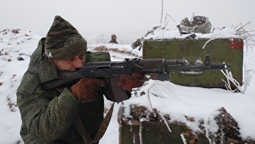 Бойцы ополчения ДНР на линии разграничения. Архивное фото