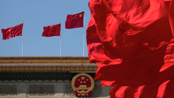 Флаги Китая на здании Дома народных собраний в Пекине. Архивное фото