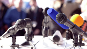 Микрофоны на пресс-конференции. Архивное фото