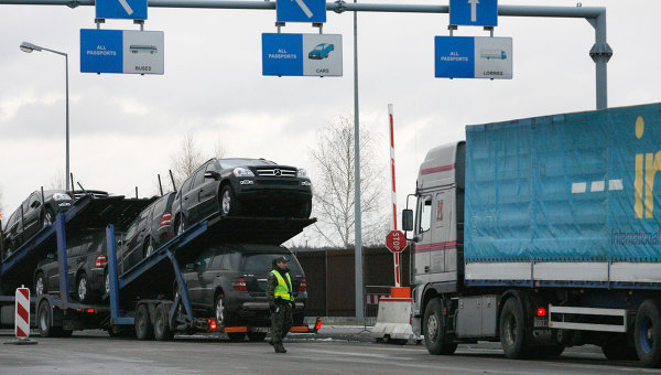 Очереди из грузовиков перед таможней в Польше. Архивное фото