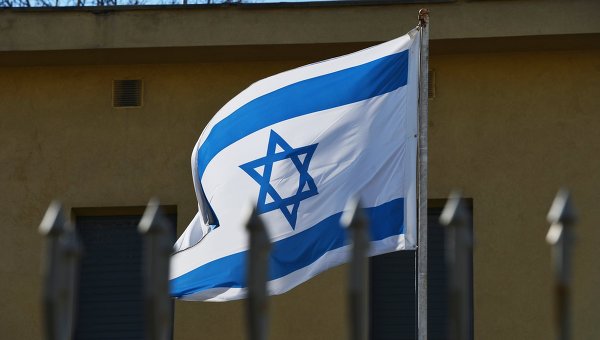Флаг на территории посольства Израиля в Москве. Архивное фото
