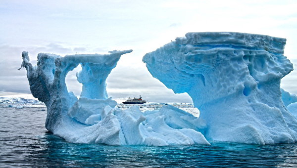 Исследовательское судно у берегов Антарктиды. Архивное фото