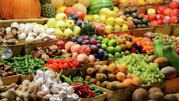 Прилавок с фруктами на рынке. Архивное фото