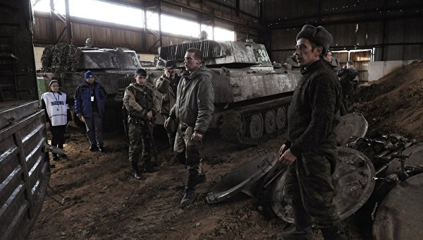 Ополчение ДНР отводит минометы из Донецка. Архивное фото