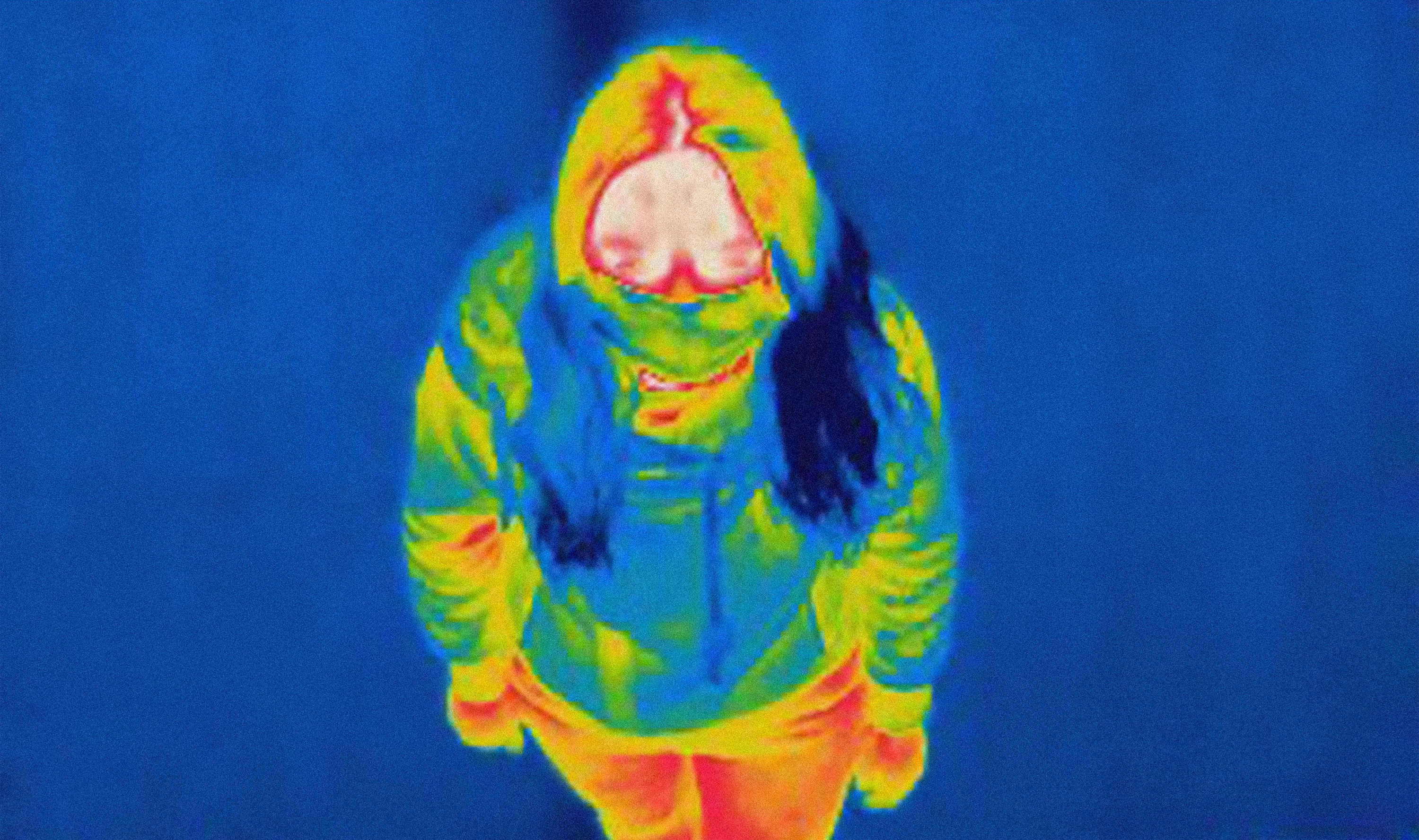  termisk bild av ung kvinna som bär mask 