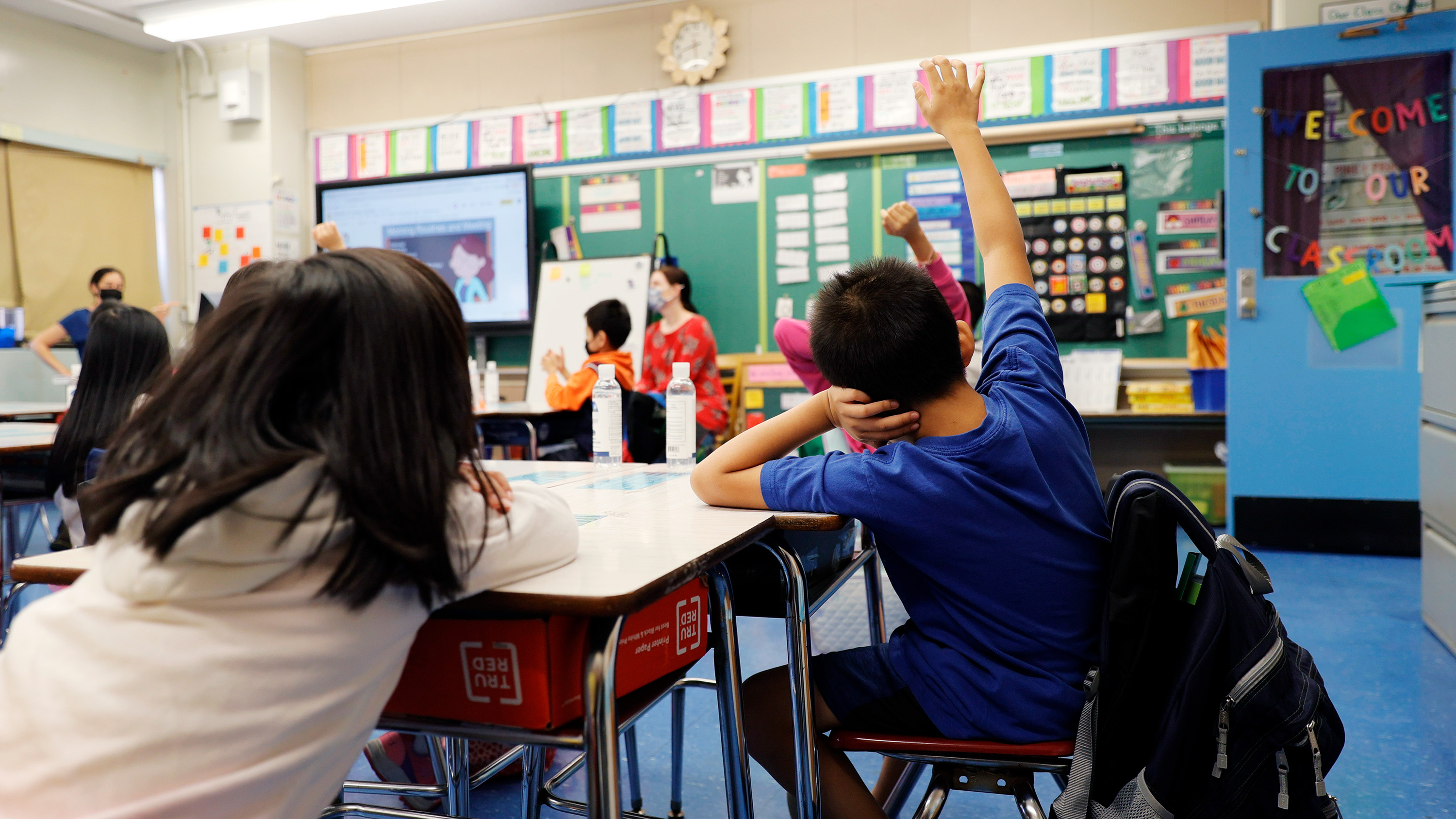 elementär studenter i NYC bär masker i klassrummet