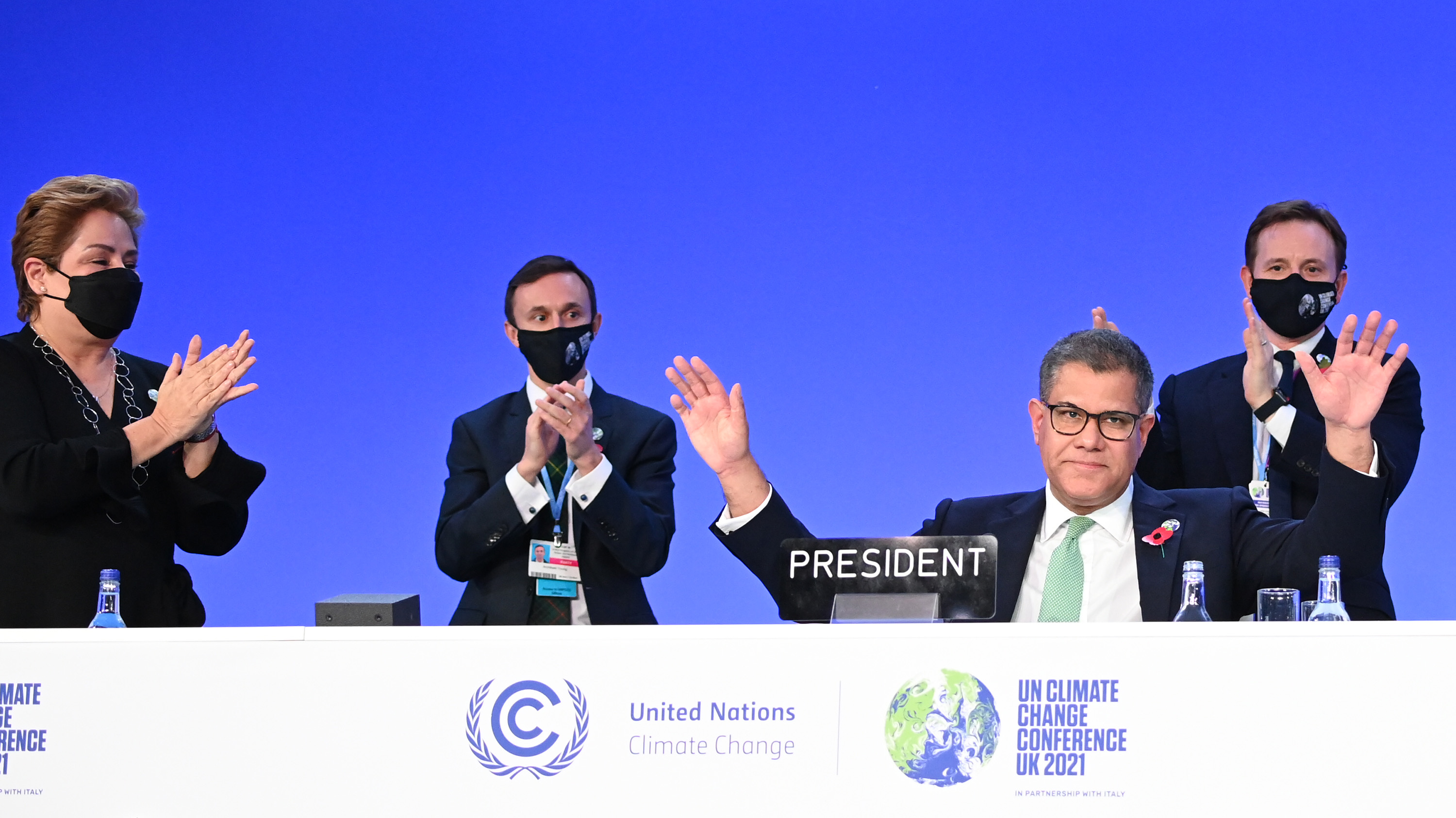 COP26-præsident Alok Sharma modtager klapsalver efter at have holdt en ny closing global tale ved COP26