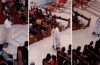 Priester Suspendiert Für Hoverboarding in der Kirche
