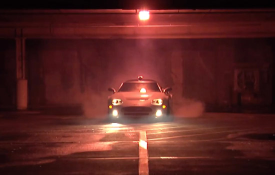 Spyker C8 doet burnout in parkeergarage