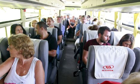 Passagiers uit het toetel zijn met bussen naar een hotel gebracht.