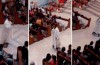 Priester Geschorst Voor Hoverboarding in de Kerk