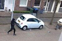 
De liquidatie van Lucas Boom in juni in Zaandam vond op klaarlichte dag plaats. De dader werd door een buurtbewoner op beeld vastgelegd.
