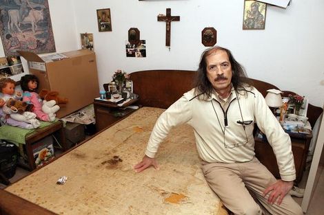 Meer dan twee jaar hield Piet van der Molen zijn overleden moeder in huis. Het was haar uitdrukkelijke wens, bezweert hij, om ’anoniem te sterven’.