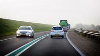 Vooral rond het IJsselmeer gaat het vanavond hard waaien, waardoor het verkeer op de Houtribdijk (foto) tussen Enkhuizen en Lelystad forse hinder kan ondervinden, aldus weeronline.nl.