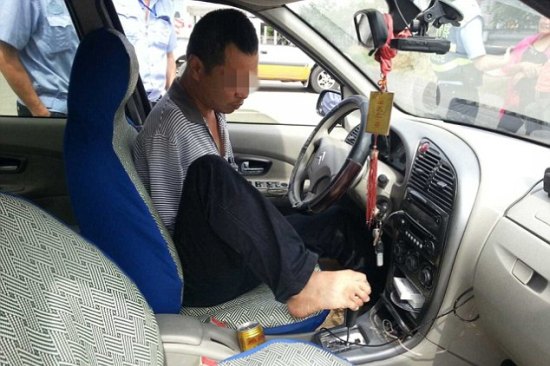 Chinees zonder armen in auto