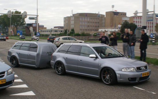 Audi RS4 met aanhanger