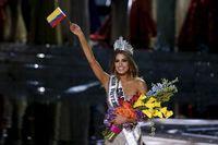 Miss Colombia Ariadna Gutierrez zwaait met de Columbiaanse nationale vlag nadat zij per abuis tot winnares van de Miss Universe verkiezing is gekroond.