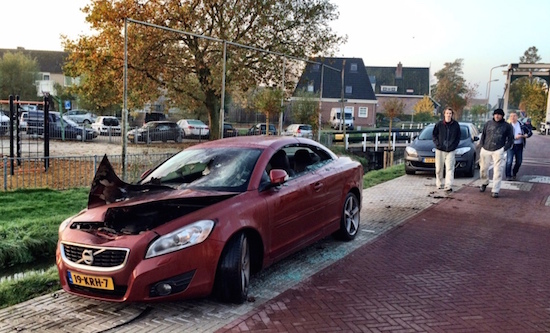Twee auto's van GroenLinks-baasje gaan in vlammen op